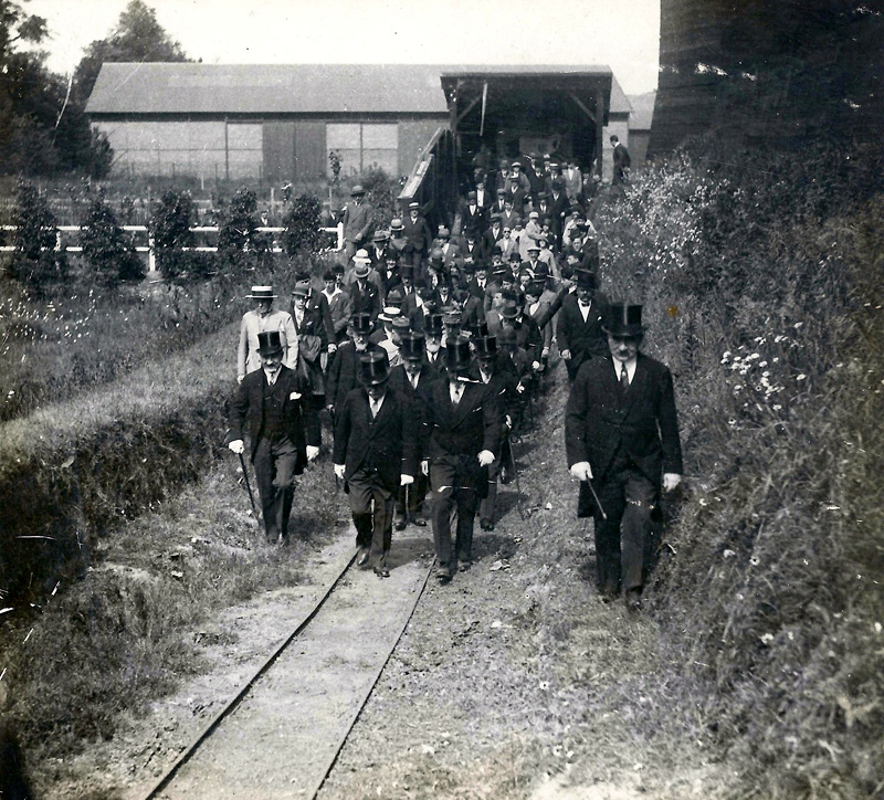 la délégation officielle du président Gaston Doumergue visite les installations du stand de la Sentinelle.