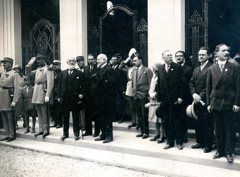 des personnalités de la délégation du président Gaston Doumergue devant l'entrée du stand de la Sentinelle.